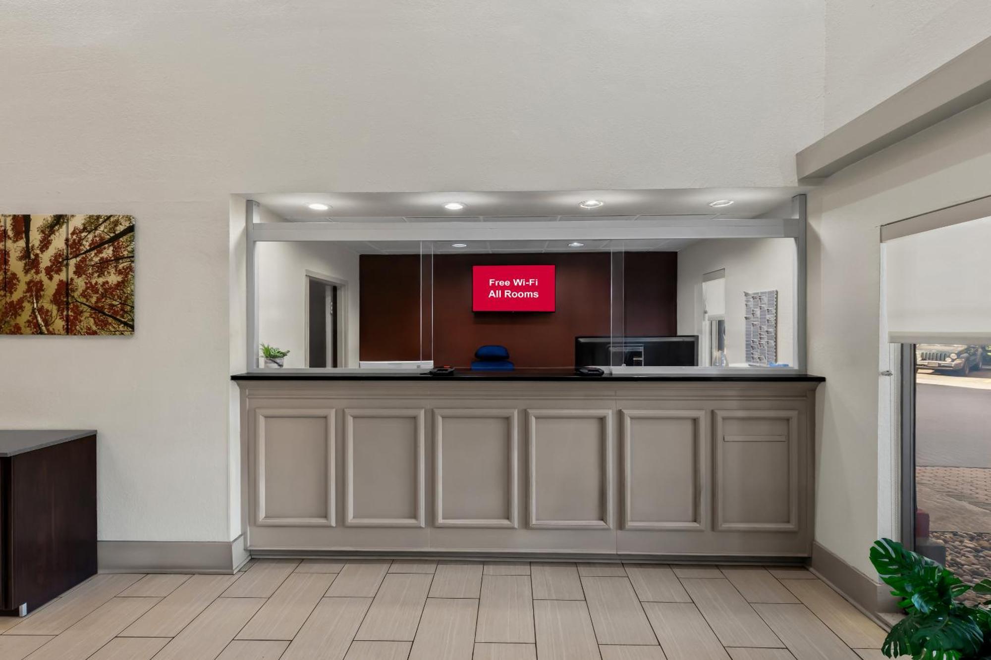 Red Roof Plus+ & Suites Atlanta Airport South College Park Exterior photo